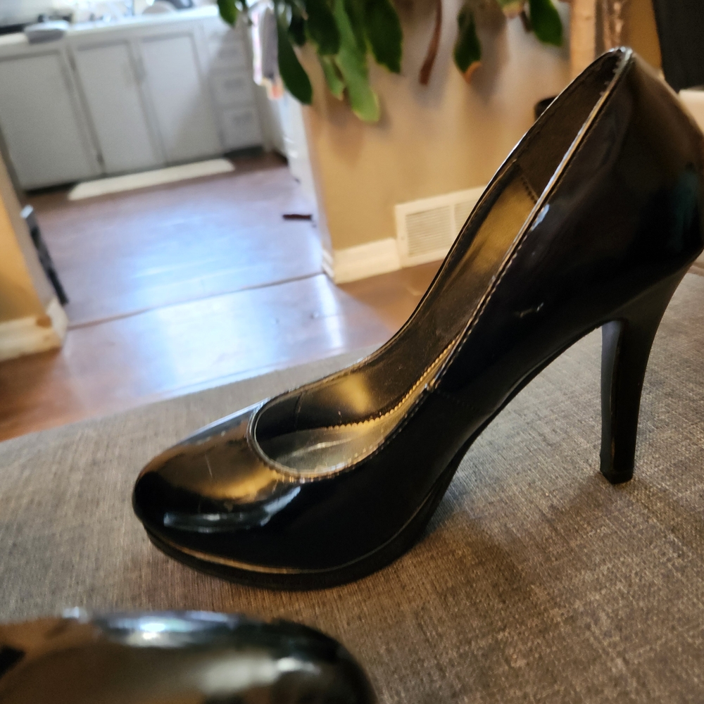 Classic Black Stiletto Heels with Glossy Finish